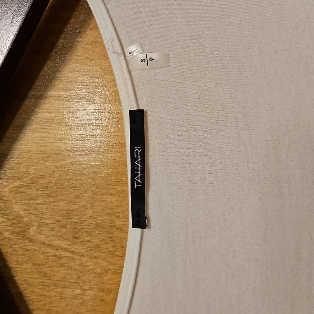 Tahari - Picture 2 of 3
